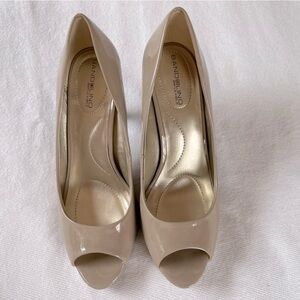 Bandolino peep toe patent leather heel’s beige